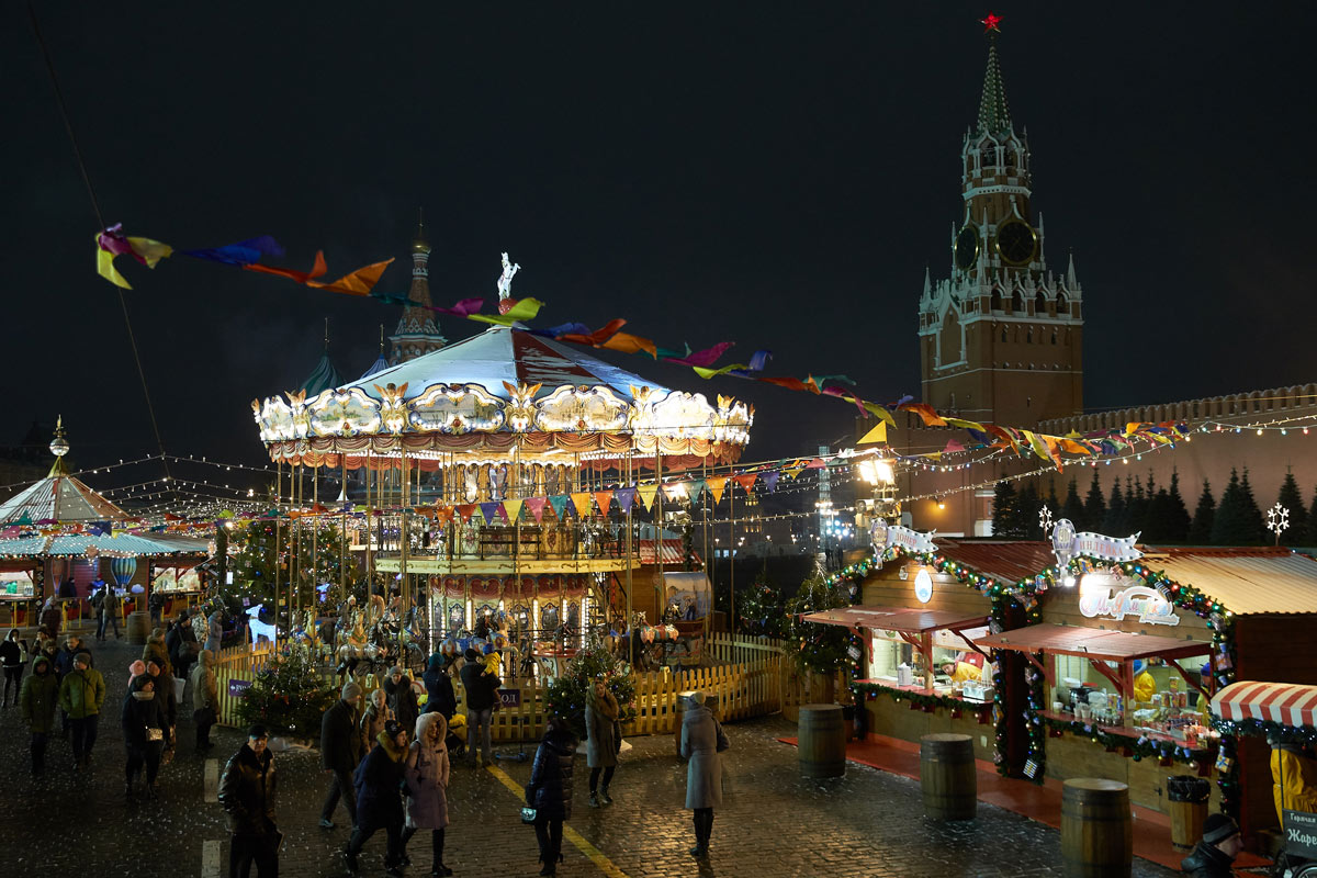 Гум каток до какого числа. Красная площадь Москва ярмарка ГУМ. ГУМ фото внутри вечером фонтан.