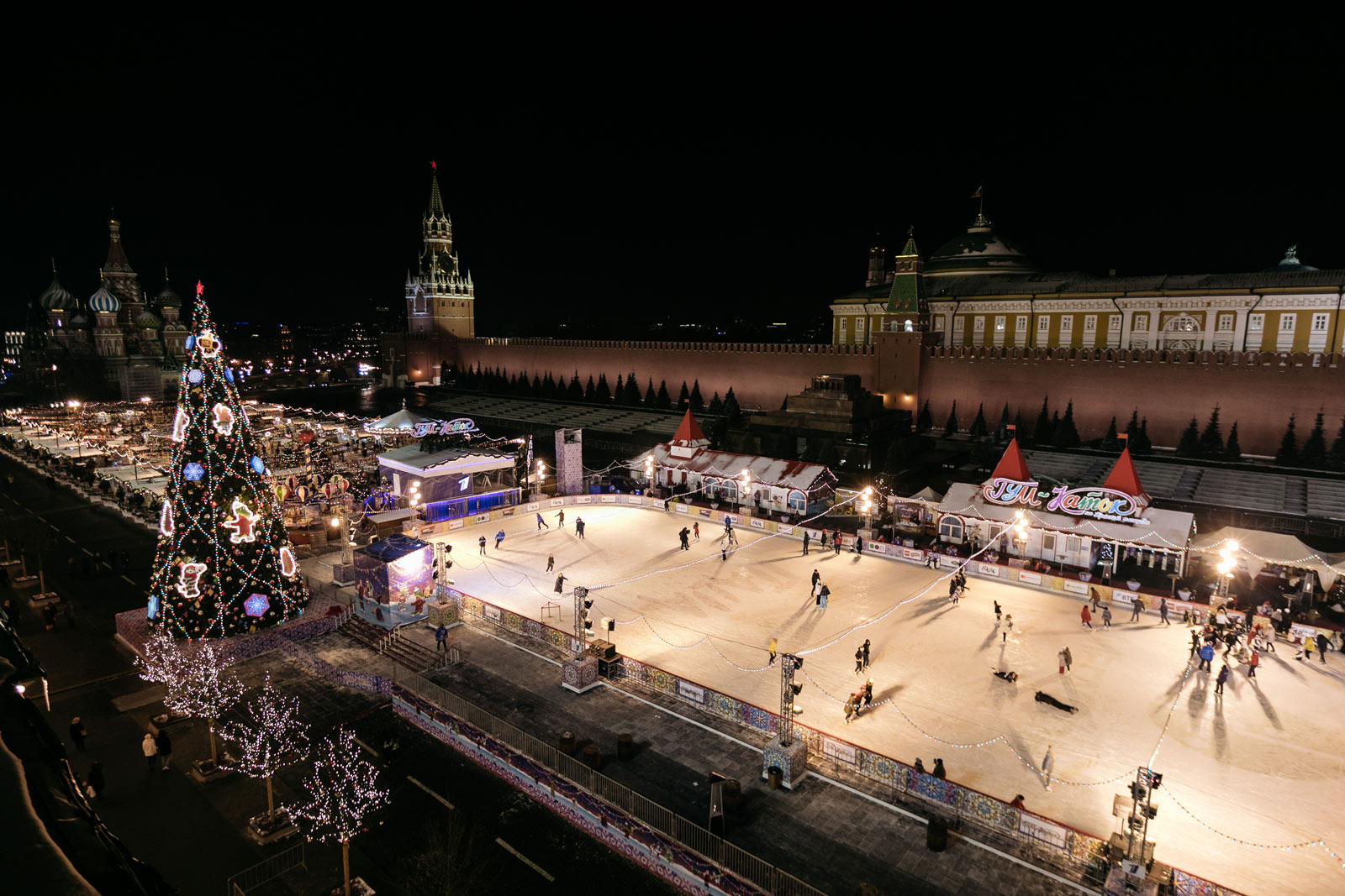 Каток на красной площади. Каток в Кремле Москва. Красная площадь зимой каток. Кремль красная площадь каток.